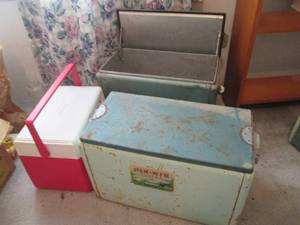 lot 91 image: Vintage coolers. Pik-Nik and a Cron...