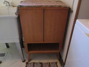 lot 101 image: Vintage Wood RCA Victor 2-door ente...