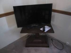 lot 103 image: LG 32in flat-screen TV with remote ...