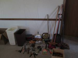 lot 107 image: Misc household cleaning tools, tras...
