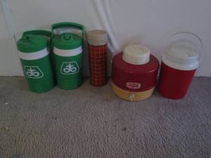 lot 114 image: Grouping of plastic insulated therm...