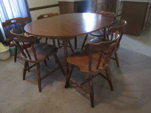 lot 115 image: Oblong wooden kitchen table with 1-...