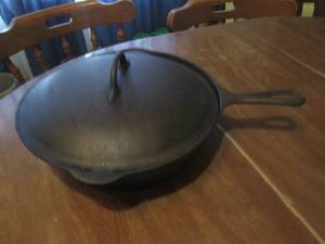 lot 126 image: 8 12in Cast Iron Frying pan and li...