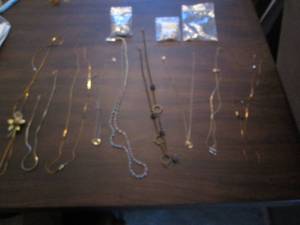 lot 182 image: Fantastic variety of costume jewelr...