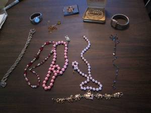 lot 183 image: Costume jewelry including beaded an...