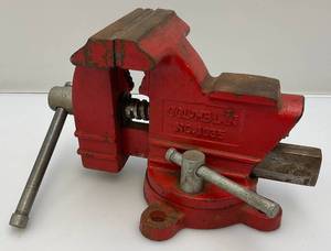 lot 10 image: Vintage Columbian No. 1035 Vise 8