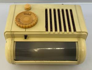 lot 18 image: Vintage Bakelite Mitchell Brand Headboard Radio With Light (Works)