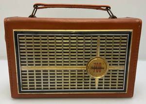 lot 21 image: Vintage Leather Cased Silvertone Model 700 Transistor Radio