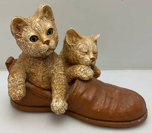 lot 106 image: Very Heavy Cement Cats In Slipper Door Stop (VERY COOL) 9 12 T x 14 L x 7 12 W