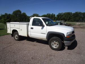 lot 2 image: 2002 Chevy 2500HD wKnapheid Service Body