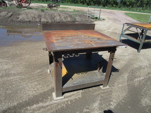 lot 20 image: Welding Tale 48x42x37