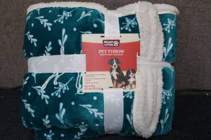 lot 12 image: Heart to Tail Pet Throw Blanket...