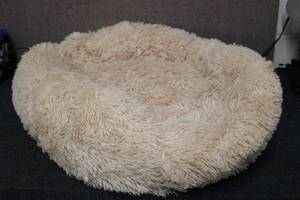 lot 17 image: Medium sized dog bed...