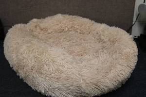 lot 18 image: Medium sized dog bed...