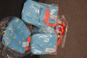 lot 37 image: 5 cat and jack lunch bags...