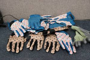 lot 189 image: Lot of gardening gloves sizes vary...