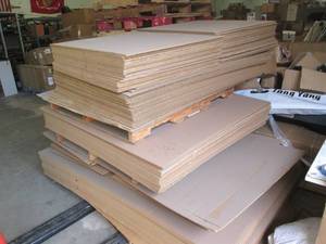 lot 01 image: Lot of assorted pallet liners or cardboard sheets measuring 36 x 32, 59 x 53, 83 x 52 inches