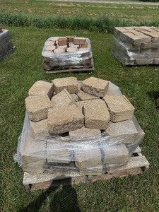 lot 9 image: 2 Pallets Retaining Wall Blocks