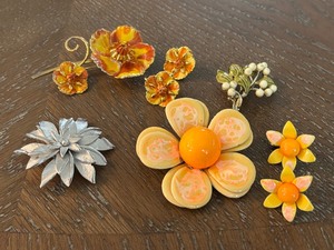lot 5 image: Vintage Botticelli Brooch and More