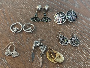 lot 7 image: Earrings