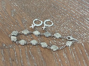 lot 9 image: Bracelet and Earrings