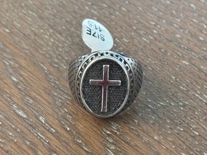 lot 10 image: Cross Ring