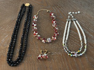 lot 19 image: Vintage Jewelry