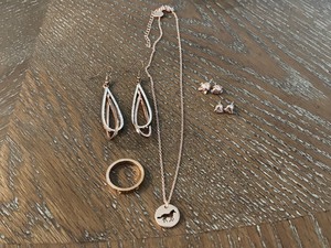 lot 20 image: Assorted Jewelry