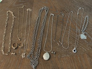 lot 23 image: Assortment of Jewelry