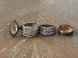 lot 24 image: 8 Rings