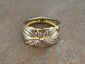 lot 29 image: Gold Toned Pull Apart Bracelet