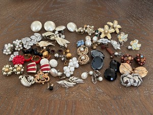 lot 30 image: Vintage Clip On Earrings