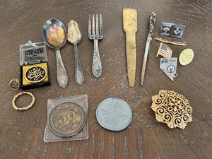 lot 31 image: Collection of Various Vintage and Commemorative Items