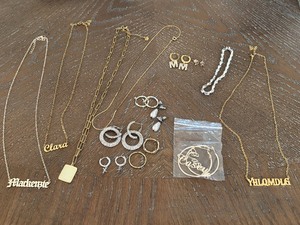 lot 33 image: Assorted Jewelry