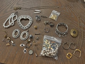 lot 36 image: Variety of Jewelry