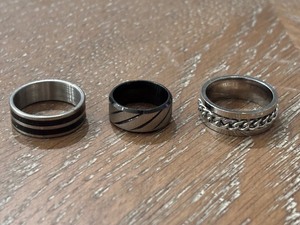 lot 37 image: Rings