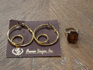 lot 38 image: Vintage Twisty Loops and Avon Topaz Fashion Ring