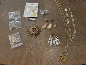 lot 40 image: Assorted Jewelry