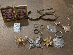 lot 41 image: Assorted Jewelry, Pins and Stamps
