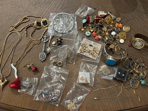 lot 46 image: Misc. Lot of Jewelry