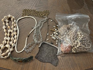 lot 50 image: Assorted Jewelry