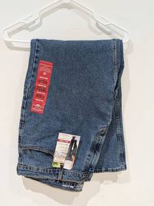 lot 12 image: NEW SIGNATURE LEVI STRAUSS RELAXED 40 x 30 JEANS