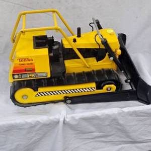 lot 18 image: Tonka Pressed Steel Rubber Tracked Dozer