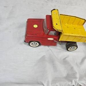 lot 21 image: Very Nice, Unrestored 1960s Tonka Dump Truck