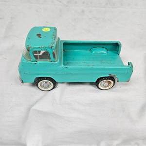 lot 22 image: Nylint 1960s Ford Econoline Camper Truck