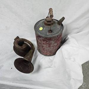 lot 32 image: Vintage Jubilee Horn with Era 1 Gallon OilGas Can