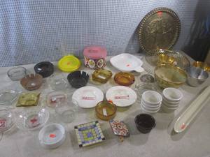 lot 7 image: (F-3) Assorted Vintage Ashtrays and...
