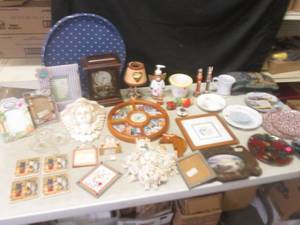 lot 55 image: (BR1) Assortment of Misc Decor...