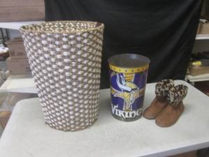 lot 63 image: (G-1) Minnesota Vikings Cheetah Fur...