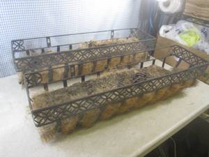 lot 90 image: (BR1) 2 Metal Hanging Planters with...